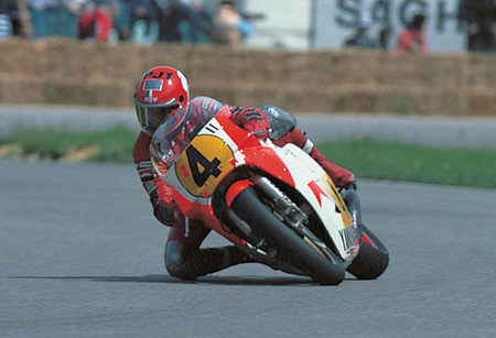1983年，“国王”肯尼·罗伯茨骑着经过彻底改进的YZR500 (0W70)与弗雷迪·斯宾塞上演了一场历史性的赛季冠军对决
