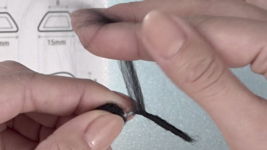 包装一个黑色的条子在电线和连接和修复。
