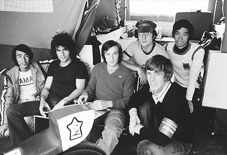 根本健氏(後列右側)1973年フランス·マクルニサキットにて
