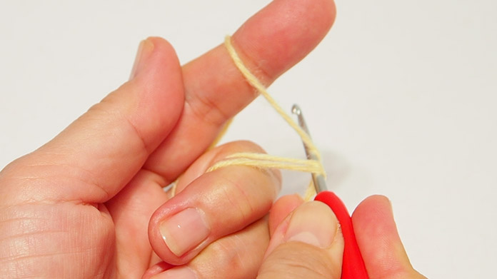 把钩子插在手指的顶部，在3根线下面绕圈。