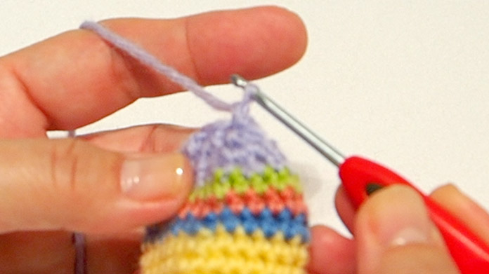 织一个链式针，把羊毛完全穿过去。