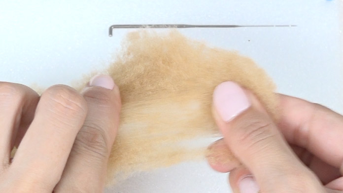 羊毛纤维是短暂的所以很容易分离和形状。