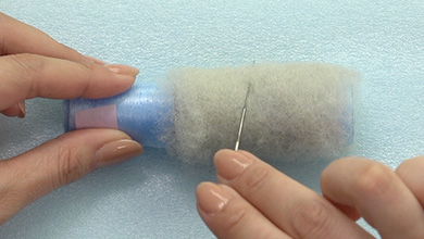 转动并戳——确保只戳毛毡，而不是芯。旋转并戳毛毡，直到厚度达到1厘米，保持在6厘米以内。