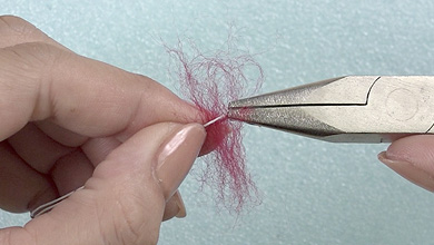 拿一点红毛毡，把它困在距离末端10mm的电线上，然后拧一下。
