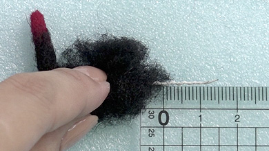 陷阱黑色毛毡在电线和扭曲，留下15毫米在结束。