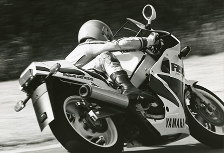 肯Nemoto test-riding FZR1000。