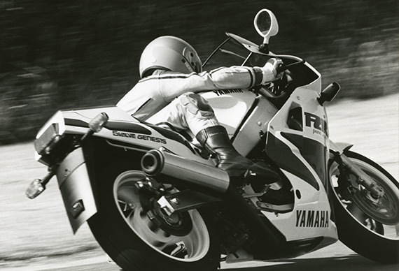 肯Nemoto test-riding FZR1000。